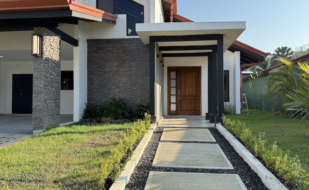 3 BEDROOM HOME IN CENTRAL UVITA